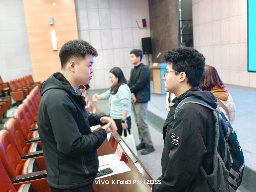 培训结束后韩世禹与学员在会场交流